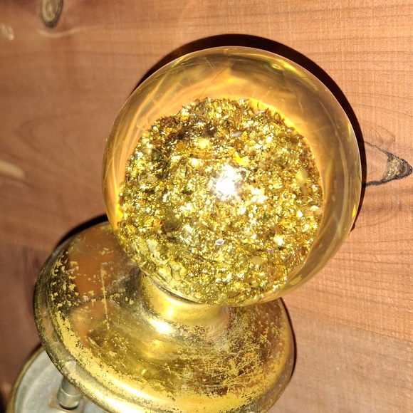 Vintage door knob that's glass Maybe hard resin with like a gold nugget inside - Picture 2 of 7